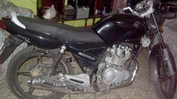 Un motociclist a ratat intrarea într-o curbă